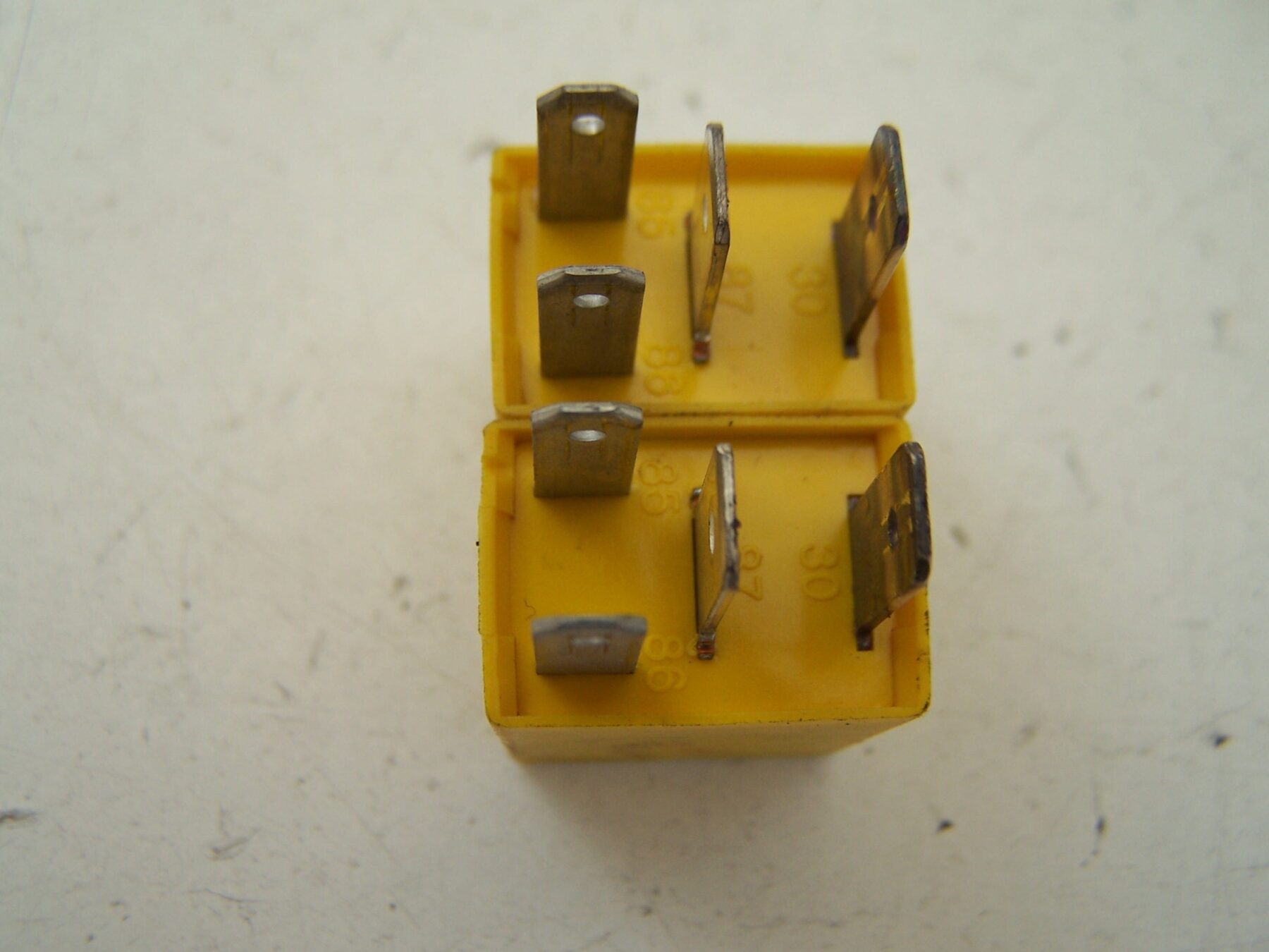 Hyundai coupe pair of yellow relays 95224-29750 ( 2002-2005)