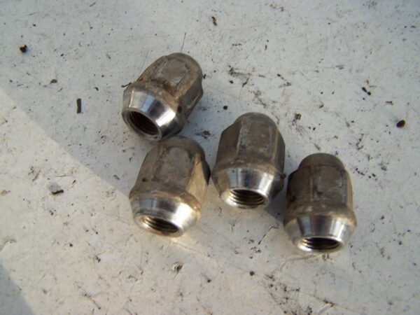 Suzuki Grand Vitara wheel nuts (1999-2005)