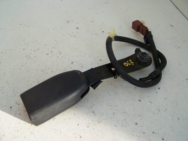 Honda CR-V Front right seat belt clip ( 2007-2009)