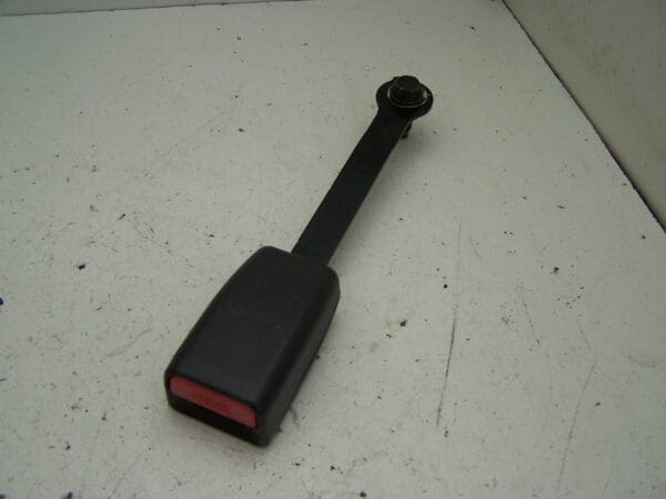 Kia sportage front right seat belt clip (2006-2009)