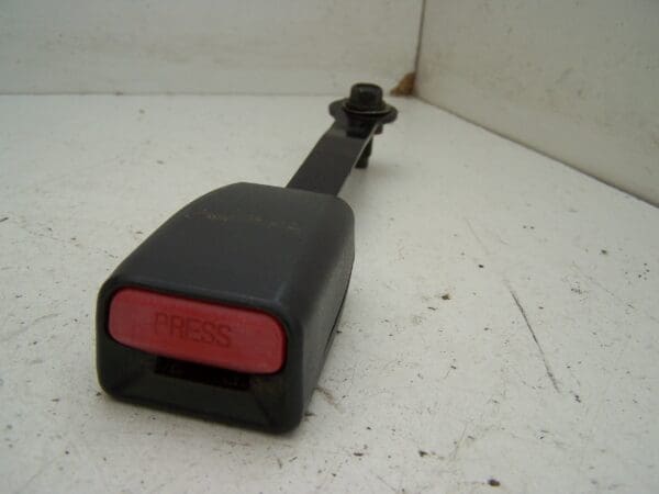 Kia sportage front right seat belt clip (2006-2009)