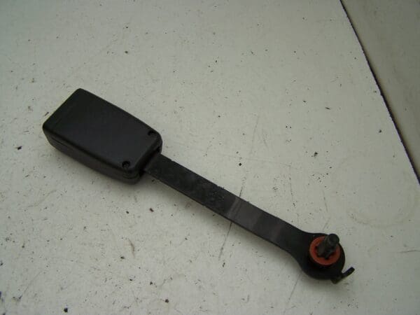 Kia sportage front right seat belt clip (2006-2009)