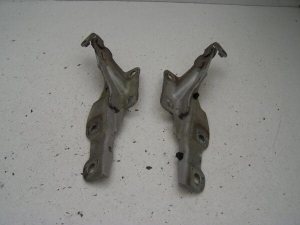 Kia sportage pair of bonnet hinges (2006-2009)