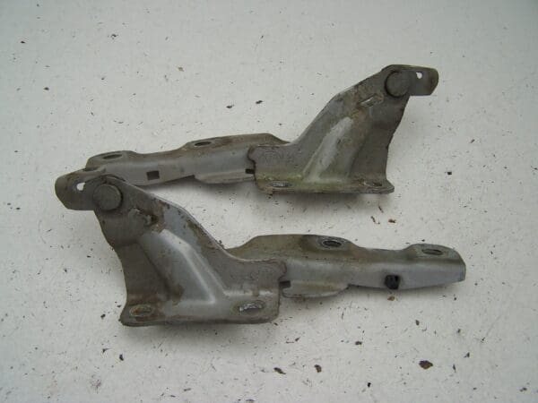 Kia sportage pair of bonnet hinges (2006-2009)