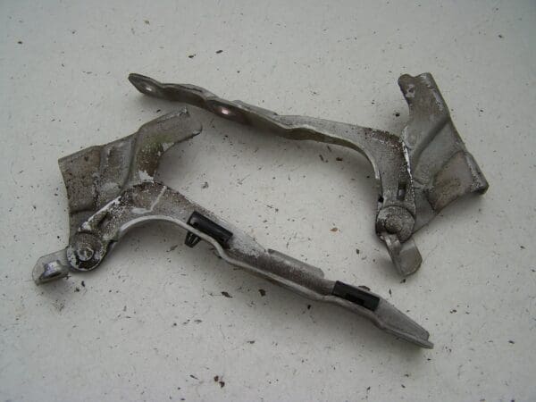 Kia sportage pair of bonnet hinges (2006-2009)