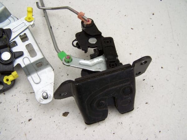 Kia sportage bottom tailgate central locking catch (2006-2009)