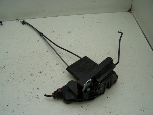 Kia sportage front left door central locking catch (2006-2009)