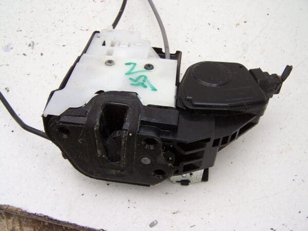 Kia sportage front left door central locking catch (2006-2009)