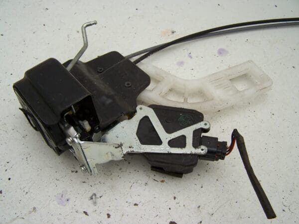 Kia sportage rear right door central locking catch (2006-2009)