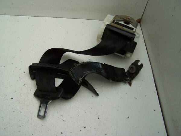 VW Passat saloon rear left seat belt (2005-2010)