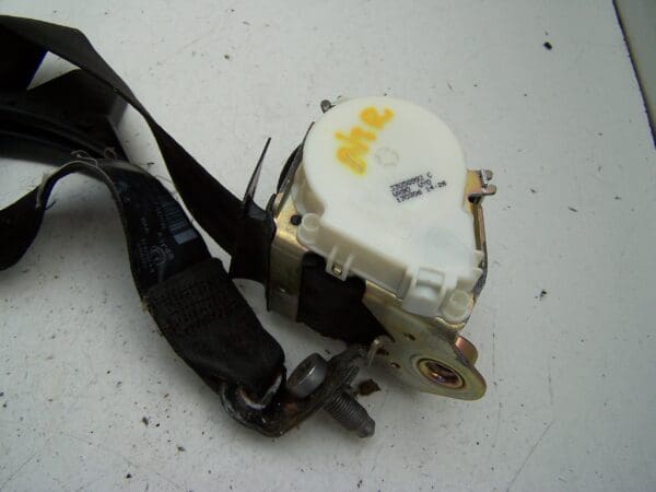 VW Passat saloon rear left seat belt (2005-2010)