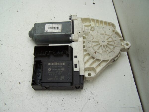 VW Passat saloon front right door window motor (2005-2010)