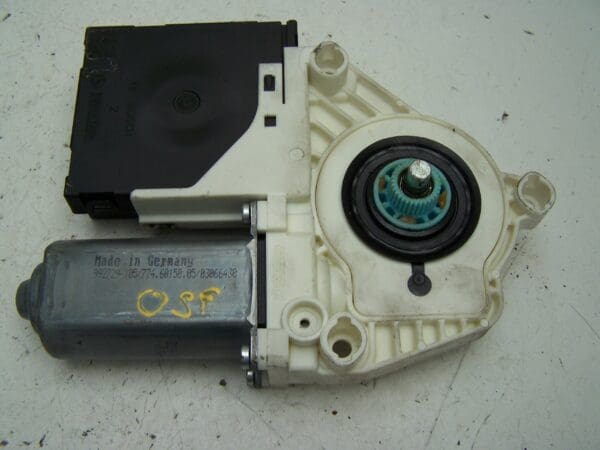 VW Passat saloon front right door window motor (2005-2010)