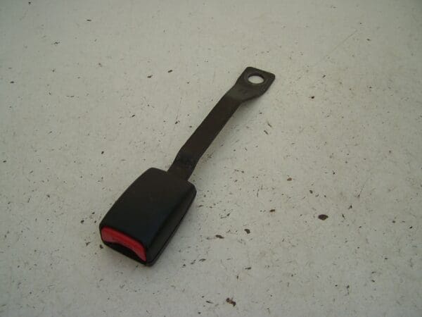 Suzuki Grand Vitara front left seat belt clip (2006-2008)