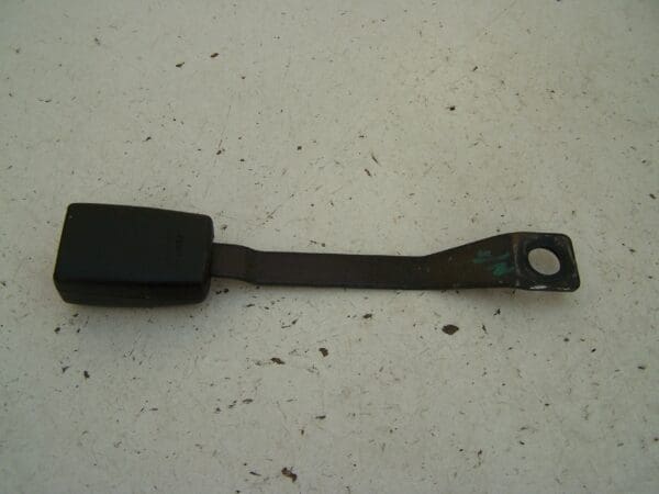 Suzuki Grand Vitara front left seat belt clip (2006-2008)