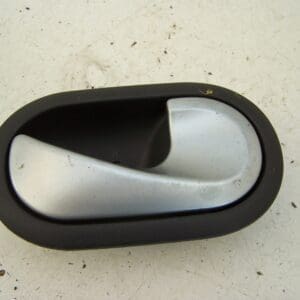 Renault Clio front right interior door handle (2005-2008) - Image 2