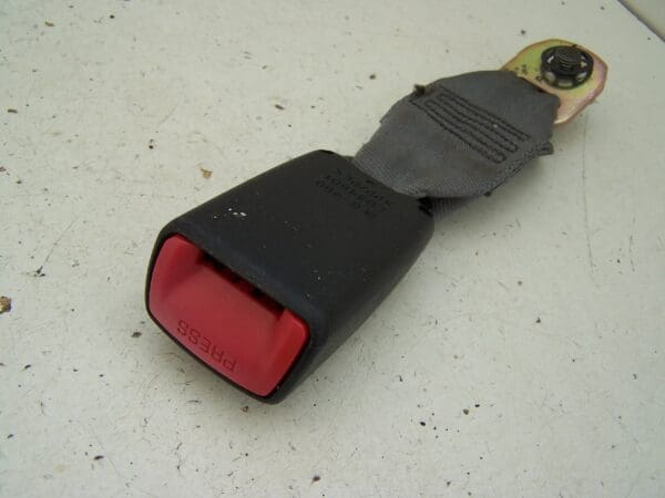 Suzuki Grand Vitara XL-7 rear centre seat belt clip (2002-2005)