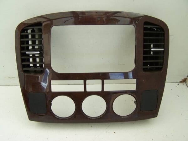 Suzuki Grand Vitara XL-7 centre air vent dash panel (2002-2005)