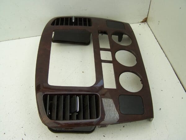 Suzuki Grand Vitara XL-7 centre air vent dash panel (2002-2005)