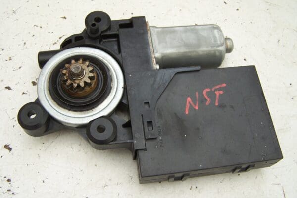 Volvo V50 front left door window motor ( 2008-2012)